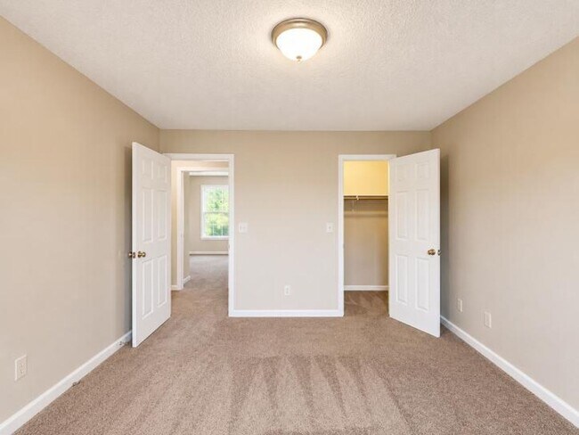 Building Photo - $1250 - 3 Bedroom 1.5 Bath Ranch Home