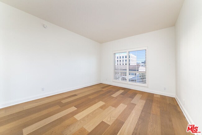 Building Photo - 125 S Elm Dr