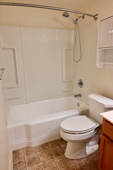 Building Photo - 400 Grandview Ct