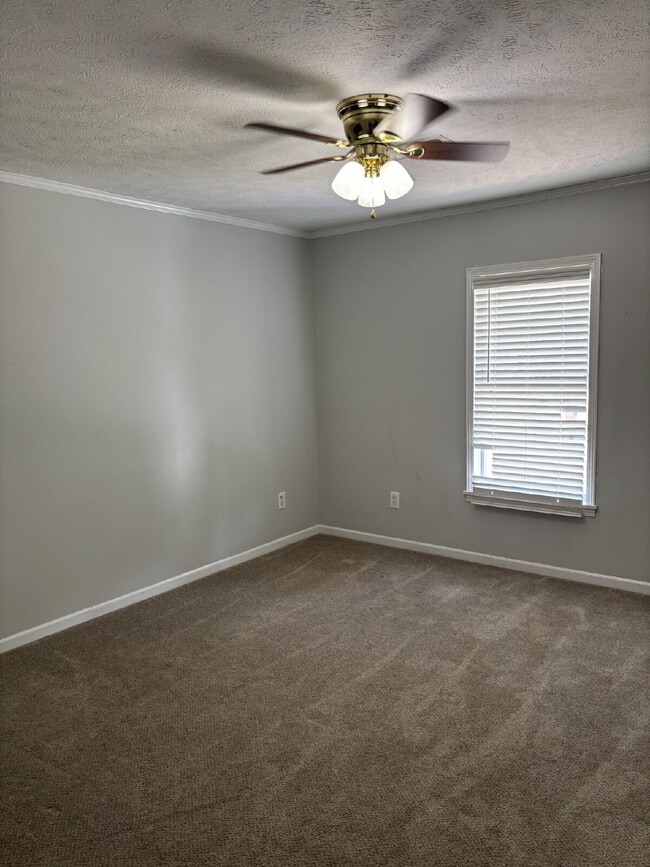 Building Photo - "Charming 2-Bedroom with Spacious Living in Henderson, TN!"