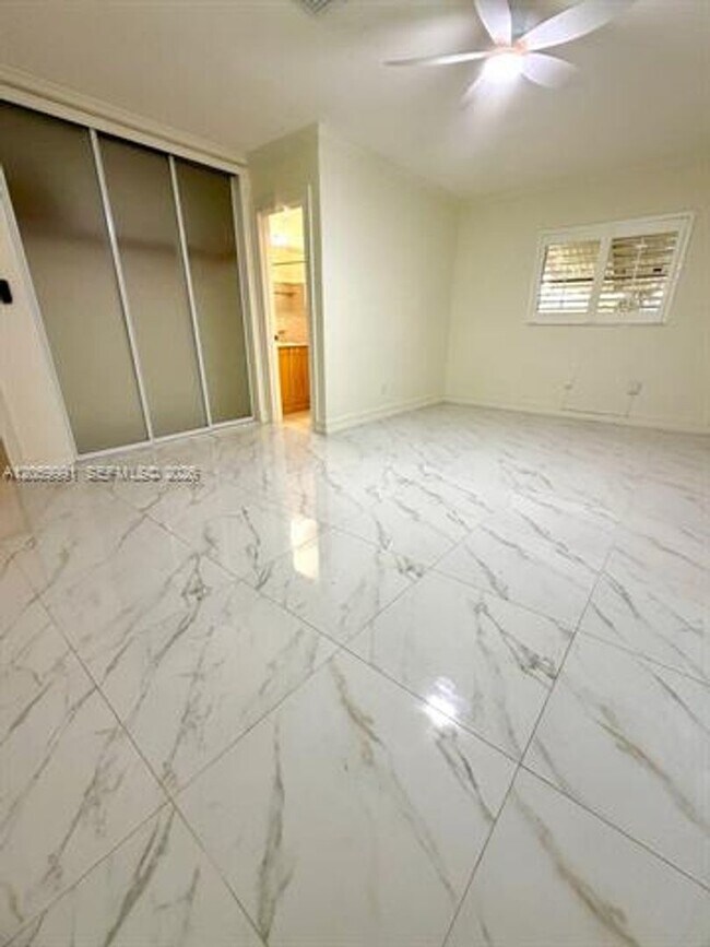 Building Photo - 2844 Coconut Ave