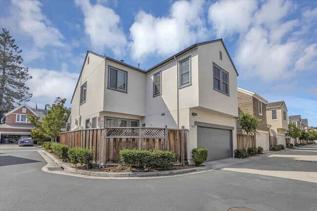 Building Photo - 928 Valencia Ave