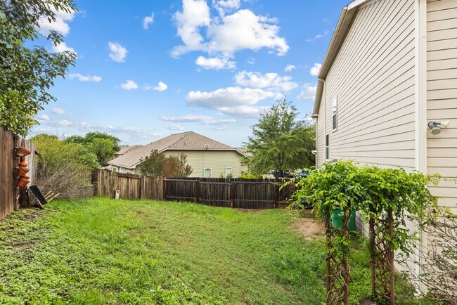 Building Photo - Charming Home Awaits: Spacious & Modern Living in a Prime Location
