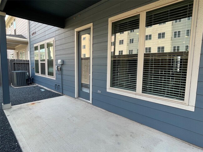 Building Photo - 10418 Quiet Courtyard Rd