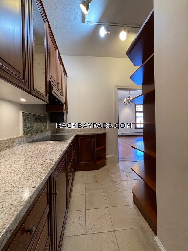 Building Photo - 370 Marlborough St