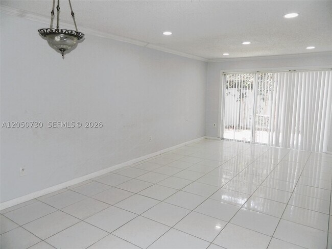 Building Photo - 899 Crystal Lake Dr
