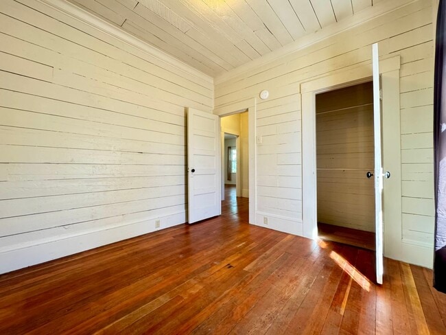 Building Photo - 2 Story home close to downtown