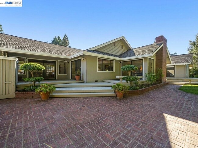 Building Photo - 261 St Paul Dr