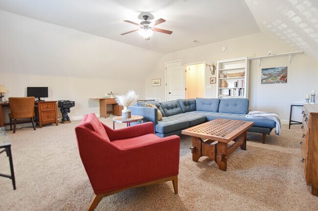 Building Photo - Pet Friendly Three Bedroom with Bonus!