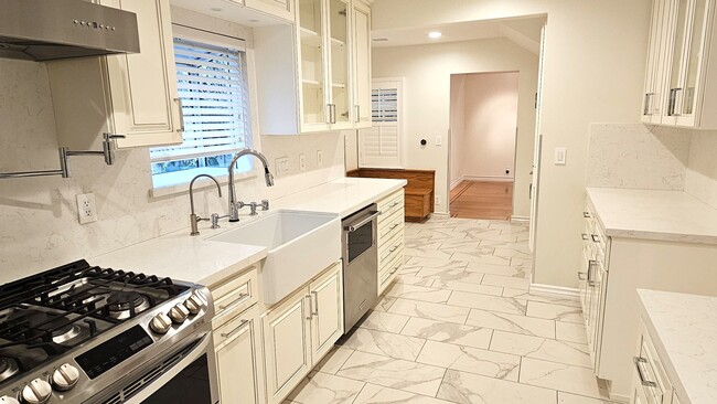 Building Photo - Stunning 3 Bedrooms, 2 Baths Valley Village home with detached, private Recording Studio