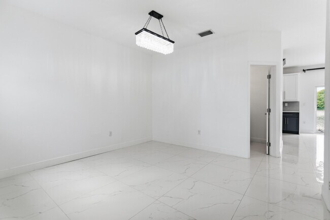 Building Photo - 5056 SW 141st Ave