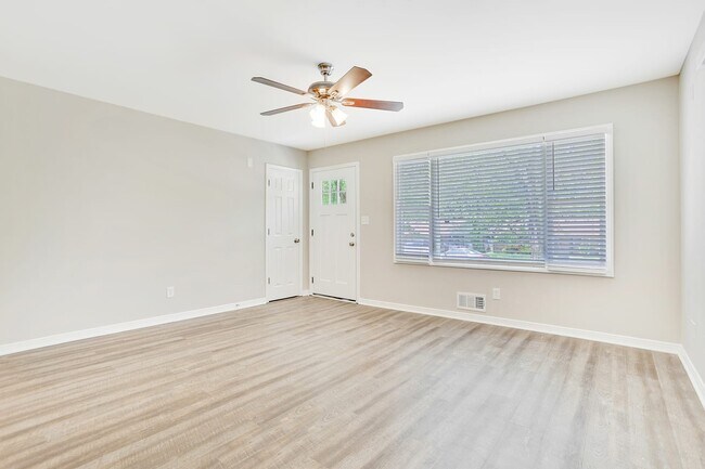 Building Photo - 6195 Cedar Wood Dr