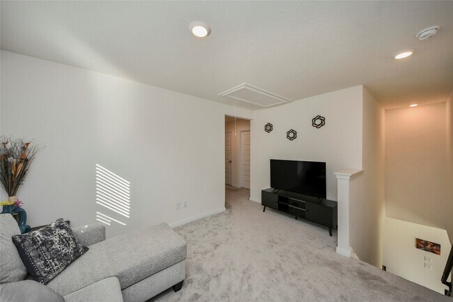 Building Photo - 4852 Sun Fls Dr