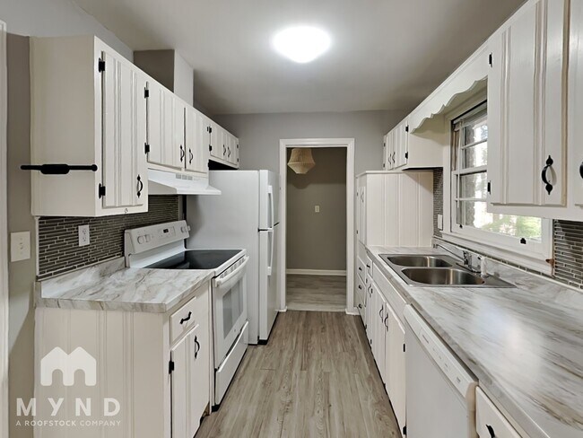Building Photo - 3681 Lake Dr SE