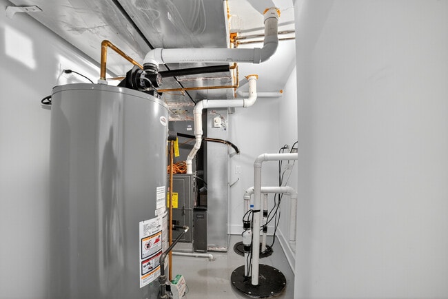 Building Photo - 3019 N Kenneth Ave