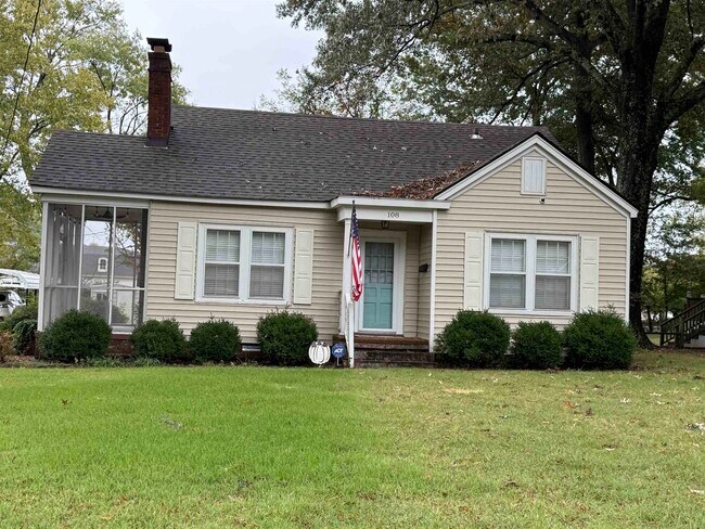 Primary Photo - 108 N McLemore Ave