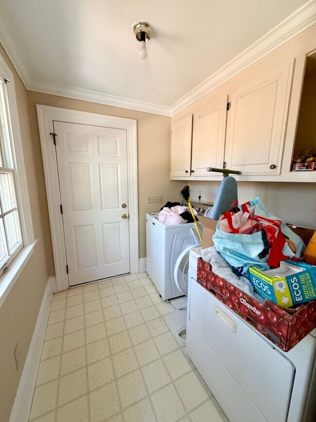 Building Photo - 525 Meadow Brook Dr