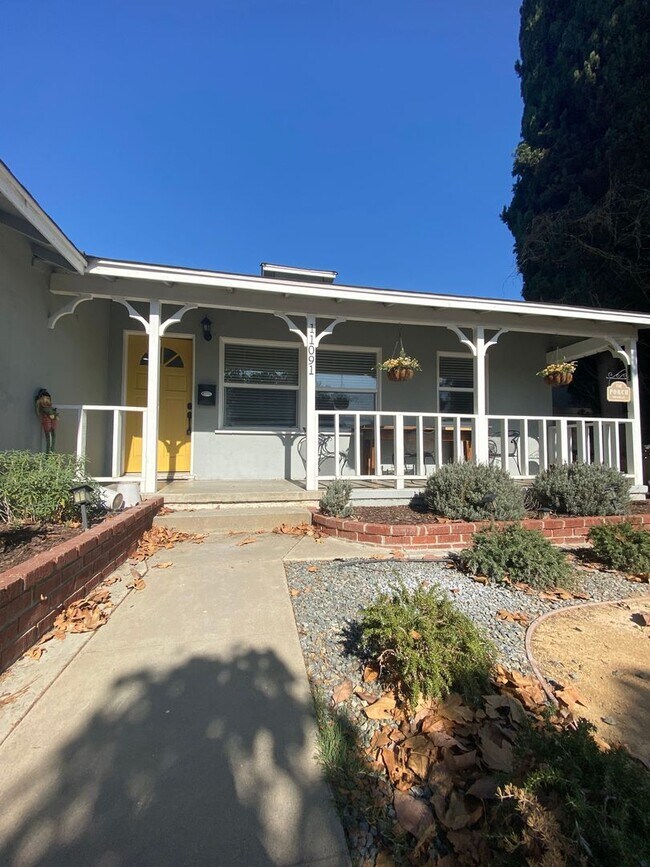 Building Photo - 11091 Violet Dr
