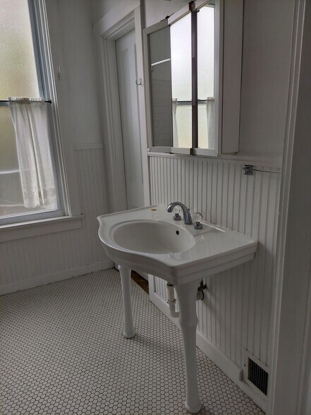 Full bath with Giorgio designer Pedistal sink - 705 W Healey St