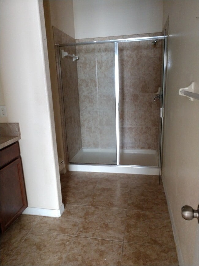 Building Photo - Spacious 3 bedroom, 2 bath corner unit.
