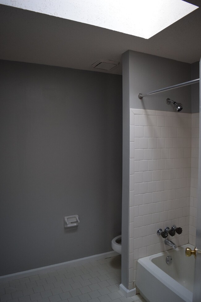Building Photo - 272 Toweridge Dr SW