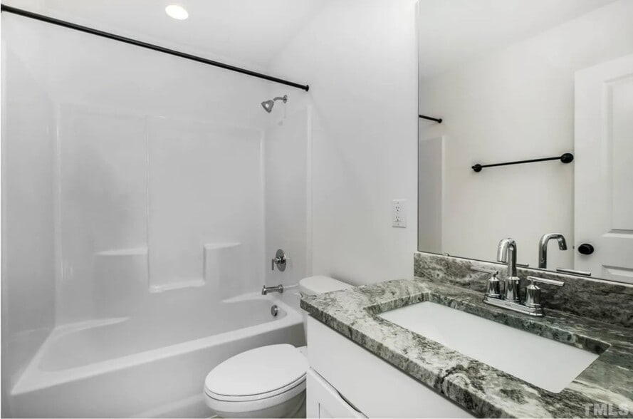 Building Photo - 2807 Cannada Ave