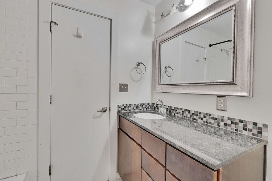 Building Photo - 2200 Dickson Dr