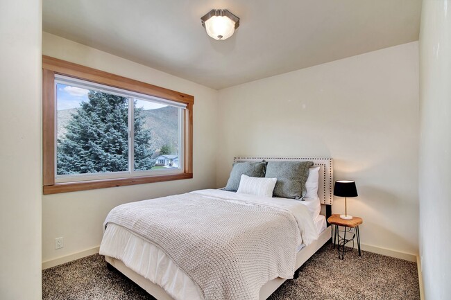 Building Photo - Spacious Home on Elevated Lot in Bellevue'...