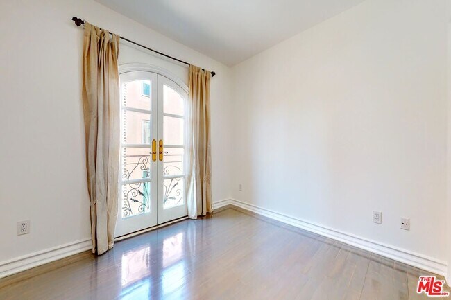 Building Photo - 353 S Reeves Dr