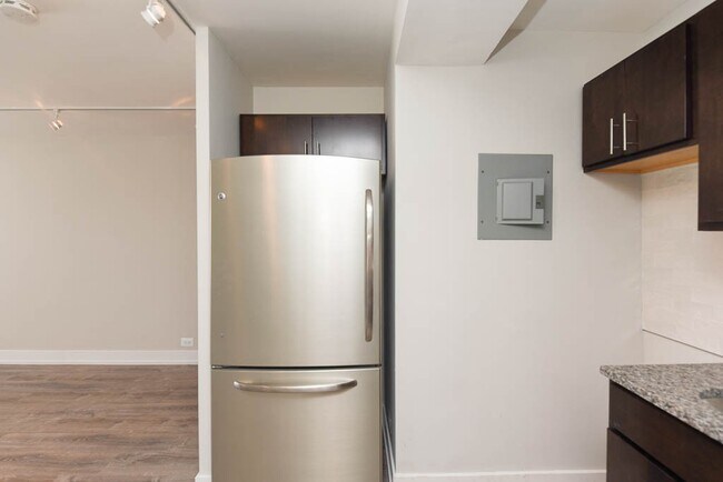 Building Photo - 450 W Wellington Ave