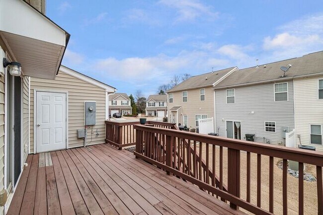 Building Photo - Master-on-Main End-Unit Townhome in Back Creek Villages!