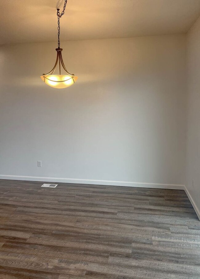 Building Photo - Beautiful West Linn Home in a Quiet, Desirable Neighborhood