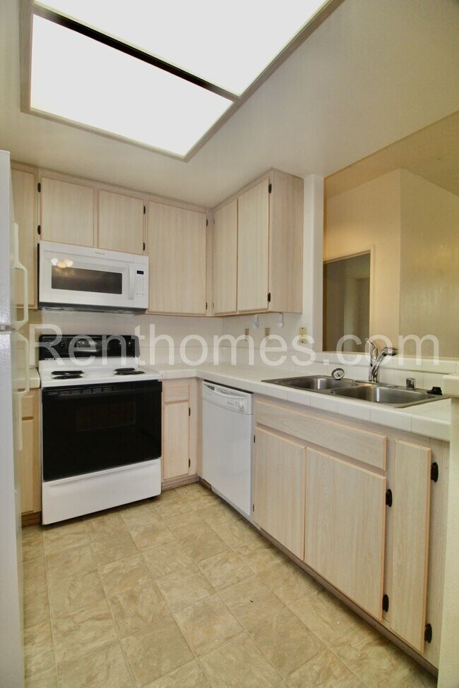Building Photo - 510 Camino De La Reina