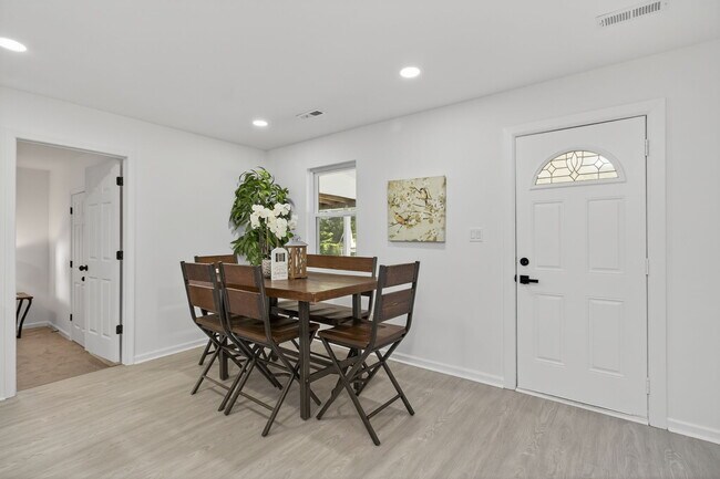 Building Photo - 13648 Track Ln