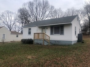 Building Photo - Two bedroom, 1 bath house in Burlington