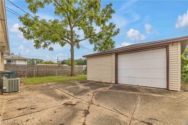 Building Photo - 325 Thelma Dr