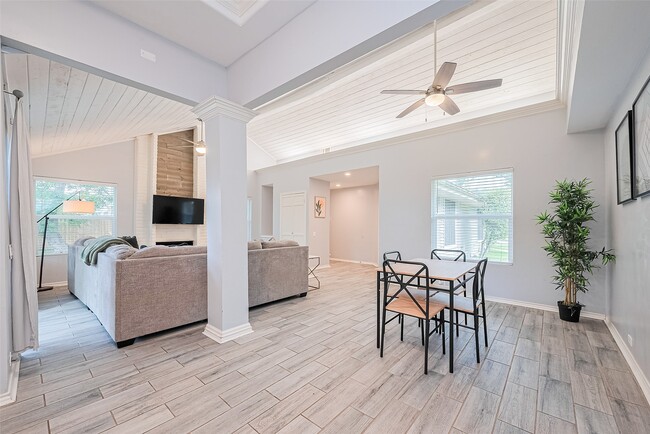 Building Photo - 8711 Pines Pl Dr