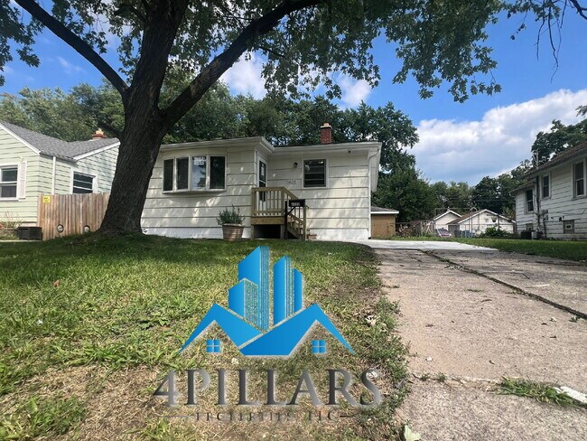 Building Photo - "Charming 2-Bedroom Gem with Finished Basement & Gleaming Hardwood Floors in Hammond!"