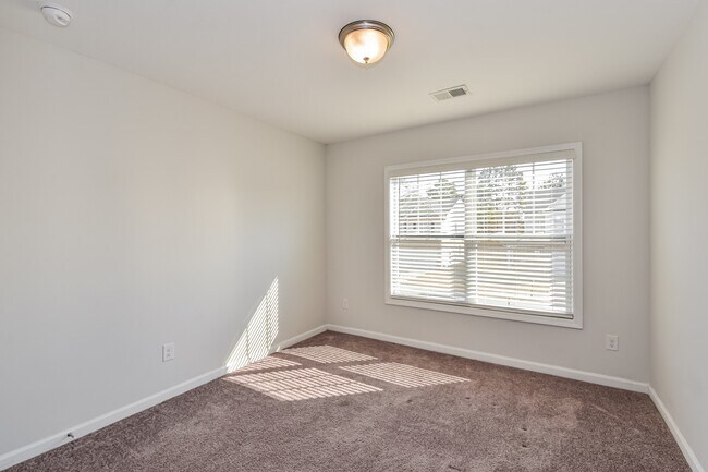 Building Photo - 28 Paces Run