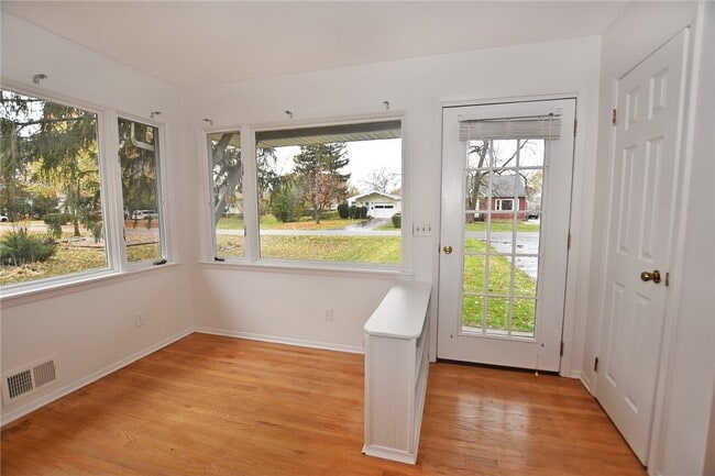 Building Photo - 300 Howland Ave