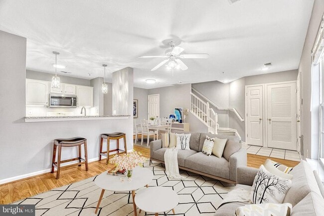 Building Photo - 43585 PATCHING POND Sq