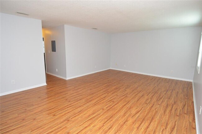 Building Photo - 166 Pompano Dr SE