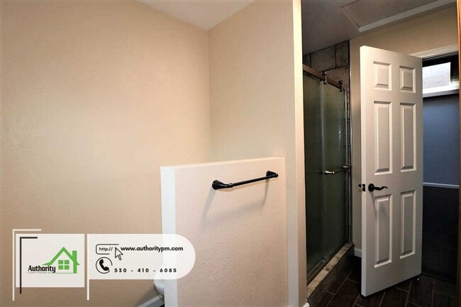 Building Photo - 875 Lakeview Dr