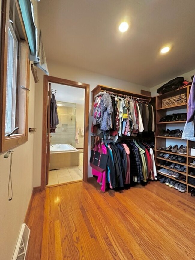 Building Photo - Beautiful / Spacious 3 Bed 3 Bath Ranch Style Single Family Home!