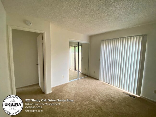 Building Photo - Cute End Unit in Desirable Complex