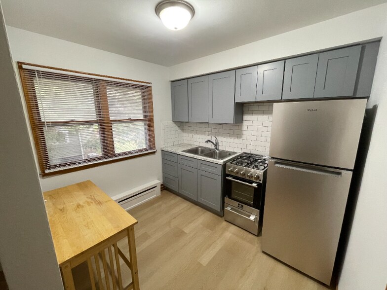 Primary Photo - 616 Ivy Ave E