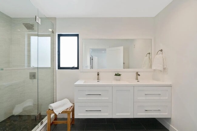 Building Photo - Modern and Spacious 4 Bed + 2.5 Bath Home