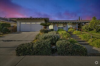 Building Photo - Large home in Cupertino with Sparkling Pool