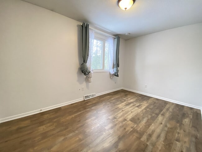 Building Photo - 1540 5th Ave SW