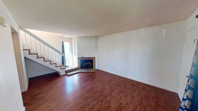 Building Photo - Charming 3 bedroom 2.5 bath Townhome in Co...